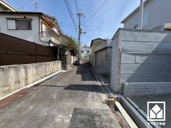 駐車スペースを並列2台分確保。重い荷物や雨の日の移動もスムーズで、快適なカーライフを実現。来客時にも便利です。