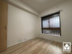 約5帖の洋室です。全居室に窓がございます。明るい陽光がたっぷり差し込む心地よい生活空間です。