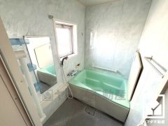 1日の疲れを癒す浴室でゆったりリフレッシュ。小窓が付いているので明るく、こもりがちな湿気もすぐ取り除くことができます。