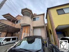 浴室にも小窓が付いているので明るく、こもりがちな湿気もすぐ取り除くことができます。