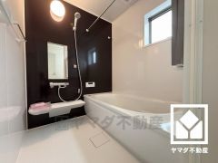 1日の疲れを癒す浴室でゆったりリフレッシュ。小窓が付いているので、こもりがちな湿気もすぐ取り除くことができます。