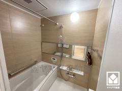 1日の疲れを癒す浴室でゆったりリフレッシュ。ナチュラルな木目調のパネルは落ち着いた雰囲気を演出してくれます。鏡が横長なので、お子様でも見やすく便利です。