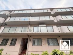 キッチンは空間を有効活用できる壁付けタイプ。落ち着いた木目調のデザインが魅力の、使いやすさとデザイン性を両立したシステムキッチンです。