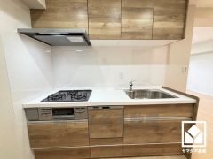 キッチンは空間を有効活用できる壁付けタイプ。使いやすさとデザイン性を両立。