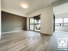 リビングに隣接して開放的なバルコニーがあり、陽射しを感じながら贅沢な時間を過ごすことができます。