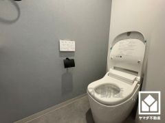 上品な壁紙が魅力的なトイレ。機能性とセンスが融合した、居心地の良いプライベートスペースです。