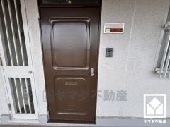 シンプルで洗練された玄関デザイン。帰るたびにホッとできる、心地よい住まいの入り口。