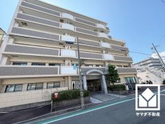 洗練された外観デザインが、住まう誇りを演出。都会に調和する美しい佇まいのマンション。