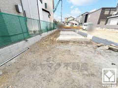 川沿いにはゆったりとした広場もございます。すべり台やブランコなどの設置された公園も徒歩圏内に複数あり、子育て世帯の方にもお勧めです。