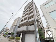 陽光に映える美しい外観。街並みに馴染みながらも、ひときわ目を引く存在感。