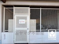 門扉の設置された屋内駐輪場もあり、盗難やいたずらを防止します。