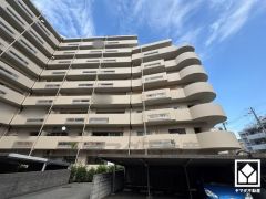 南側・西側のL型引き回しバルコニーで陽当たり、風通し良好。26.43平米と大変広々としたバルコニーで、お洗濯物をたっぷりと干す事ができます。