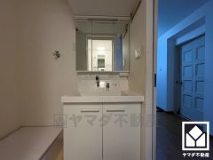 使いやすさが考えられた3面鏡の洗面台です。収納付きのためスッキリお使い頂けます。