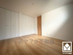 全居室フローリングでお掃除ラクラク。全居室収納もございますので、お部屋の広さを最大限に活用できます。