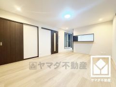 プライバシー・採光に配慮された2階リビングです。自然光を取り込む、開放感あふれる暮らし。隅々まで光が降り注ぎ、明るく心地の良い空間。