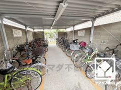 屋根付き駐輪場なので、雨や風、直射日光から自転車を守ることができます。（駐輪場：子供年額400円、大人年額1000円。バイク置き場：年額4000円～6000円。）