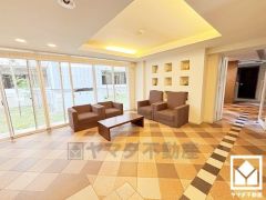 ゆったりとしたロビーが、住まう人の憩いの場に。落ち着いた空間で、ほっと一息つける時間を。