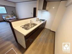 間取り図では壁付けキッチンですが、対面式キッチンに変更されています。お料理中でもお子様の様子が分かって安心です。