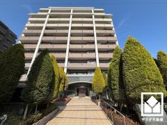 洗練された外観デザインが、住まう誇りを演出。都会に調和する美しい佇まいのマンション。