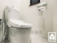 明るく清潔感溢れるトイレです。