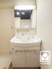 使いやすさが考えられた3面鏡です。