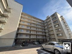 敷地内に駐車場を完備（月額15000円、保証金として契約時50000円必要）。重い荷物や雨の日の移動もスムーズで、快適なカーライフを実現。空き状況は弊社スタッフまでお気軽にお問い合わせください。