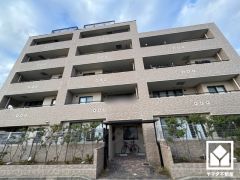 収納力豊富なウォークインクローゼット付き。お洋服はもちろん、スーツケースなどの大物もしっかり収納できます。