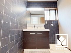 収納付きでスッキリお使い頂ける3面鏡の洗面台です。洗面ボウルが広めなので、忙しい朝でも身支度がしやすく時短になります。