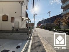 前面道路幅員約7.8m（歩道約1.5m）とゆったりとした広さがあるのでファミリーカー等の車の出入れも楽にできます。