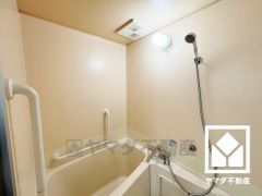 バリアフリーにも配慮されています。手すりが設置されており、入浴の際の立ち座りが楽になります。