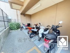 しっかり区画の整理された使い勝手の良い屋根付きのバイク置場です。