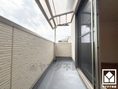 南北両面バルコニーで陽当たり、風通し良好。屋根付きなので急な雨の日も安心ですね。2階に2か所、3階に2か所の計4か所ございますので、お洗濯物をたっぷりと干す事ができます。