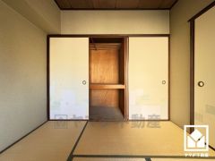 お客様用の座布団や寝具も収納可能