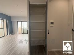 リビングにも物入があり、住空間を広々お使いいただけます。