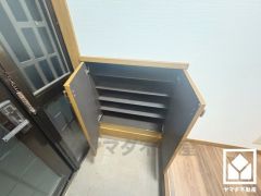 玄関にはシューズボックスも完備。家族の靴もしっかり収納できるので、玄関がいつも片付き、気持ちよくお客様を迎えられます。