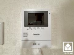 突然の来訪時でも安心なモニター付きインターホンを完備。お留守番中のお子様でも簡単に来訪者の確認ができます。