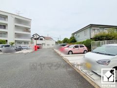 JR福知山線「猪名寺」駅まで徒歩約15分、阪急電鉄伊丹線「稲野」駅まで徒歩約22分の立地。