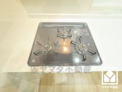 毎日の料理がもっとスムーズに。便利な3口コンロ付きキッチン。