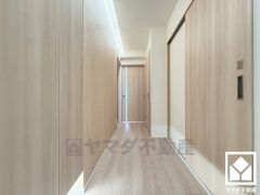 シンプルで洗練された玄関スペース。帰るたびにホッとできる、心地よい住まいの入り口。