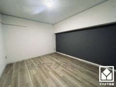 約6帖の洋室です。アクセントクロスを取り入れたデザイン性の高い洋室で、リラックスしたひとときを過ごせます。