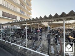 屋根付き駐輪場なので、雨や風、直射日光から自転車を守ることができます。