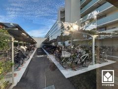 屋根付き駐輪場なので、雨や風、直射日光から自転車を守ることができます。