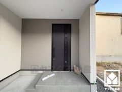 ドアの窓から光が差し込み、外出時にも帰宅時にも、明るい気持ちになれる玄関です。