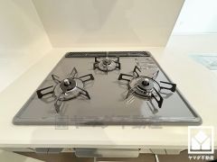 家族のごはん作りがはかどる。同時調理ができる3口コンロ付き。