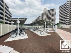 屋根付き駐輪場なので、雨や風、直射日光から自転車を守ることができます。（100円～300円）