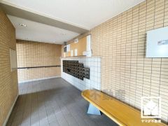 広々としたロビーには集合ポストが備わっています。鍵付きなので安心です。