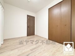 約5.8帖の洋室で、お子様のお部屋などにも丁度良い広さです。