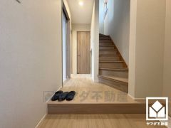 シンプルで洗練された玄関スペース。帰るたびにホッとできる、心地よい住まいの入り口。