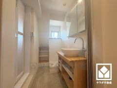 小さなお子様のお風呂上りもこのスペースがあればゆったりとして頂けます。室内洗濯機置場がございますので、天候に左右されず洗濯していただけます。