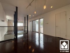 広々14.2帖のリビングと13帖のダイニングキッチンが、ガラス張りの擁壁でフラットに繋がる開放的な空間です。リビング側には小上がりの畳コーナーもございます。